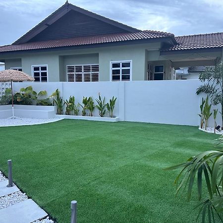 Home In Terengganu With Private Pool クアラ・トレンガヌ エクステリア 写真
